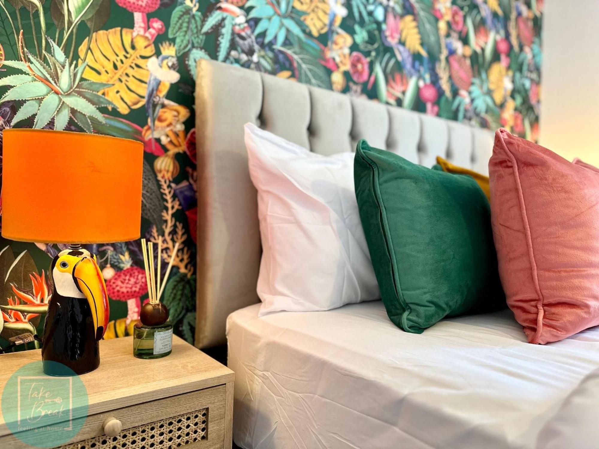 Chic 2br Swinton Gem For Families & Couples Trafford Centre Nearby Манчестер