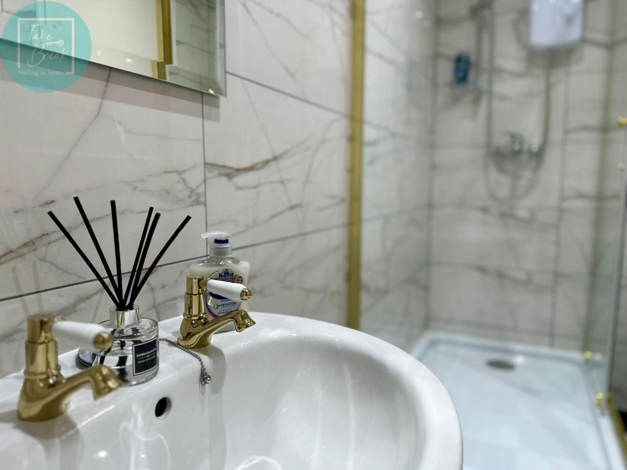 Апартаменты Chic 2br Swinton Gem For Families & Couples Trafford Centre Nearby Манчестер
