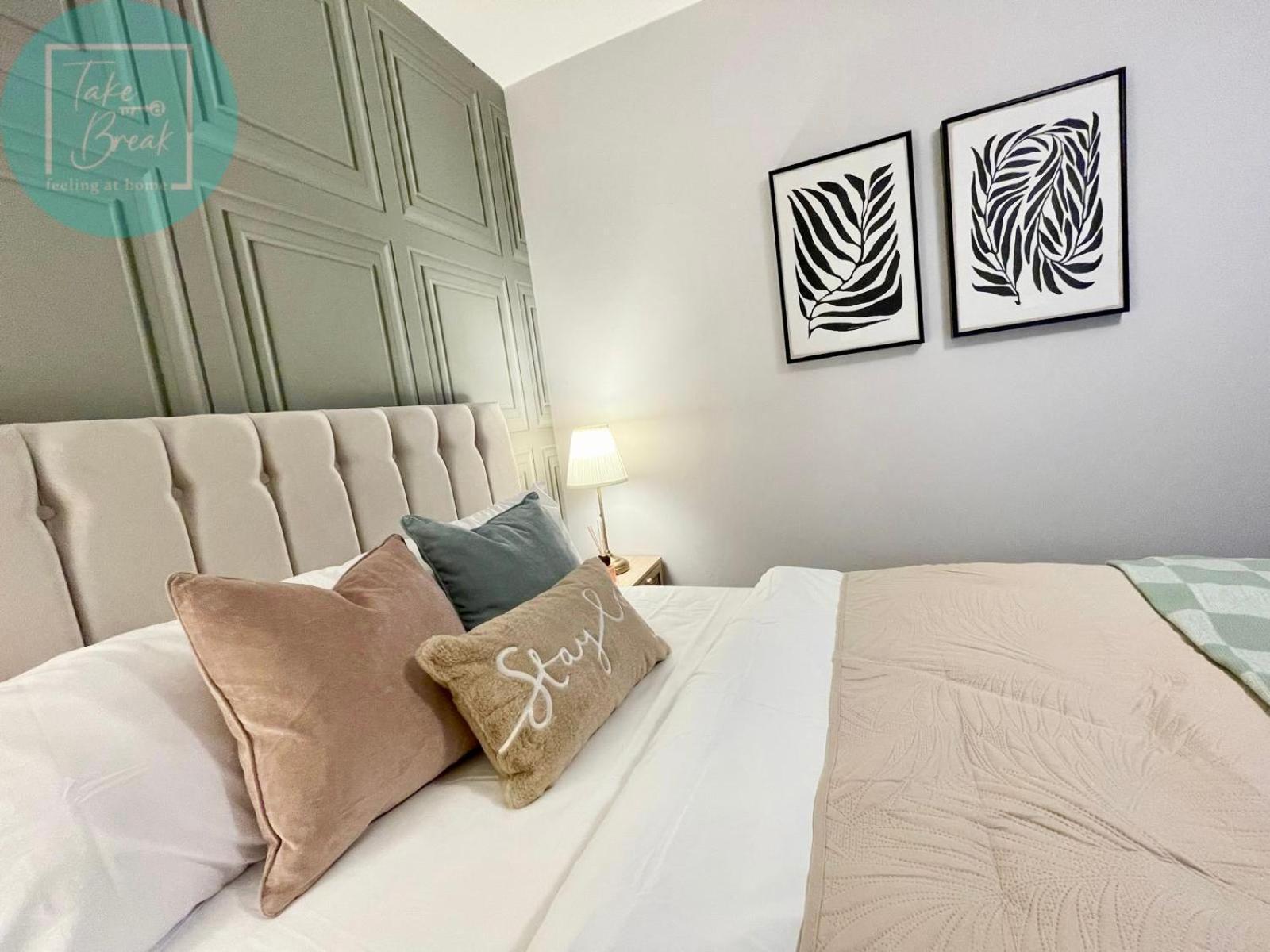 Апартаменты Chic 2br Swinton Gem For Families & Couples Trafford Centre Nearby Манчестер