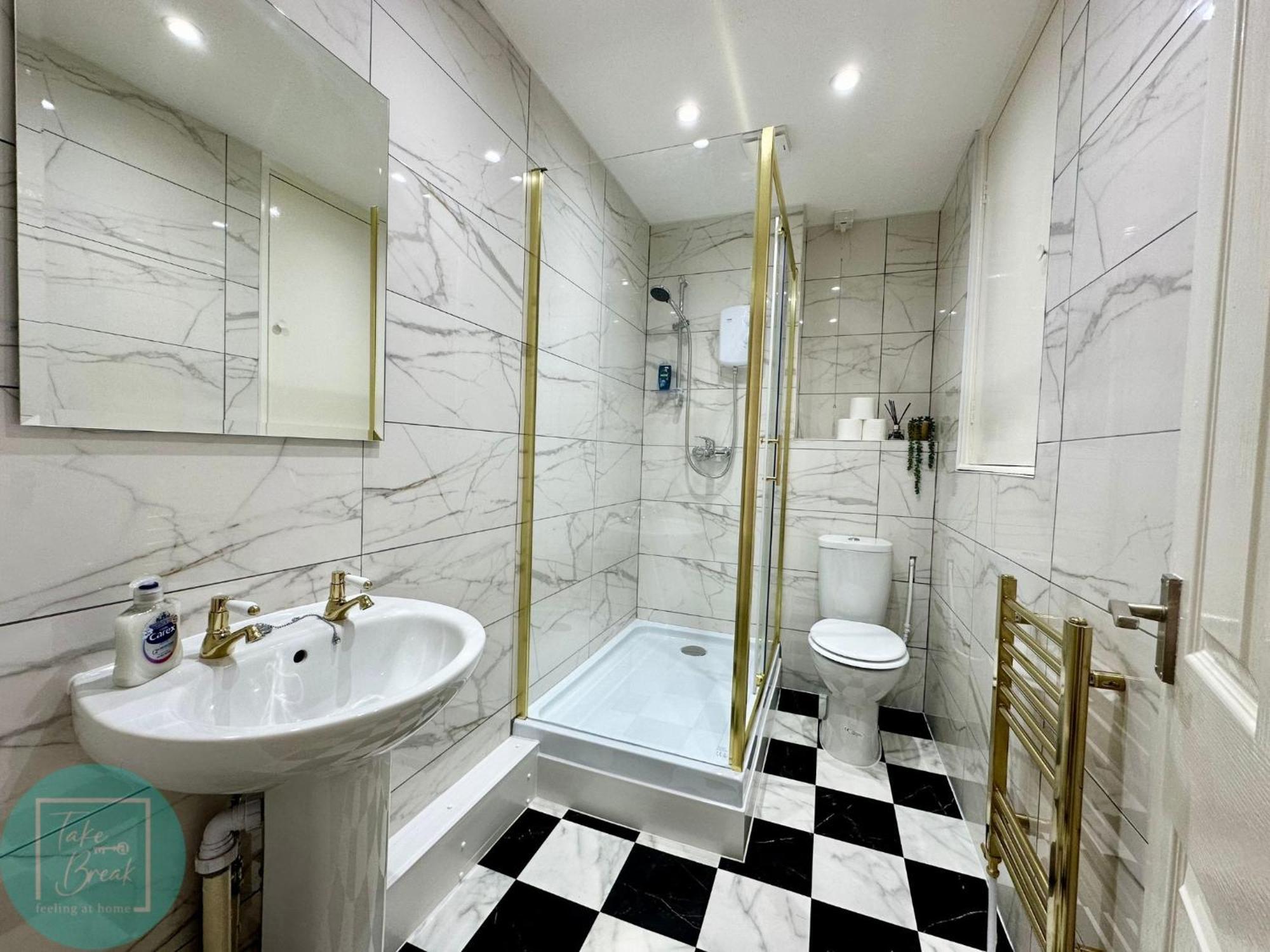 Апартаменты Chic 2br Swinton Gem For Families & Couples Trafford Centre Nearby